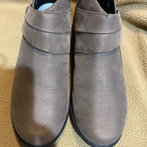 Cloudsteppers Clark’s. Size 10w. Color pewter. Like new